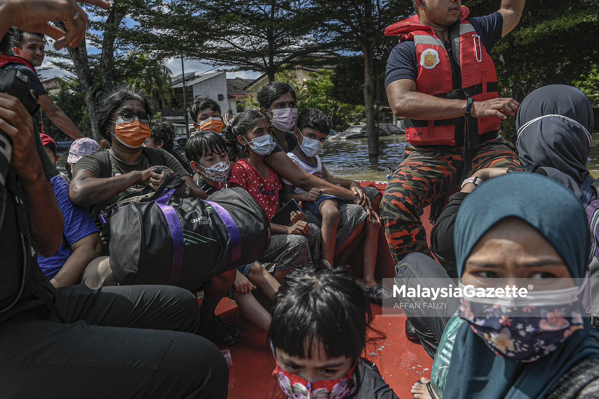 affanfzy's tweet photo. The Malaysian Armed Forces (ATM) helped evacuate flood victims using boats due to continuous rain at Taman Seri Muda Shah Alam, Selangor. https://t.co/SieRlSC6jI