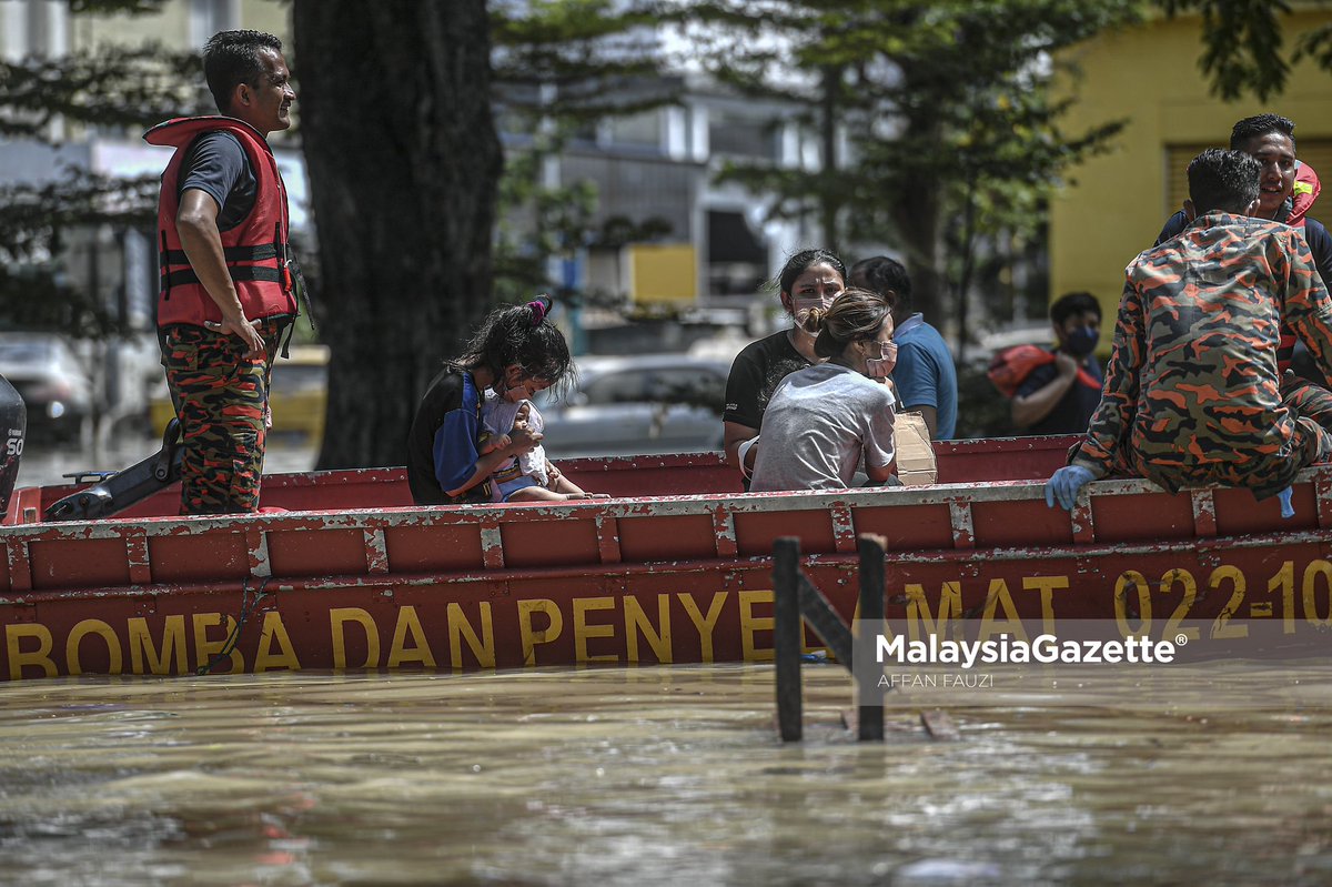 affanfzy's tweet photo. The Malaysian Armed Forces (ATM) helped evacuate flood victims using boats due to continuous rain at Taman Seri Muda Shah Alam, Selangor. https://t.co/SieRlSC6jI