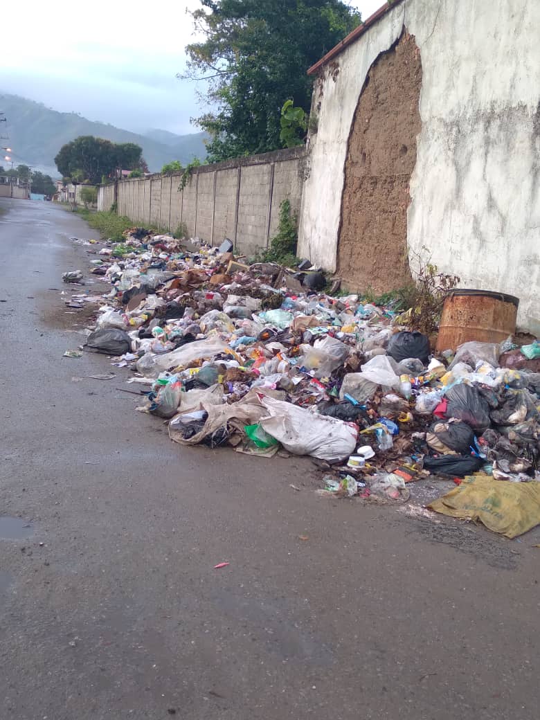 JeanCRodriguez_'s tweet photo. #Denuncia/Adornada, pero de basura, está la prolongación de la calle Bolívar de Ocumare del Tuy en #Miranda, lo que demuestra el abandono de los gobernantes que tienen a #OcumareEnRuinas.
Las políticas públicas de los gobiernos del #Psuv no son la prioridad #OcumareSeCaeAPedazos https://t.co/tT56UXtai5