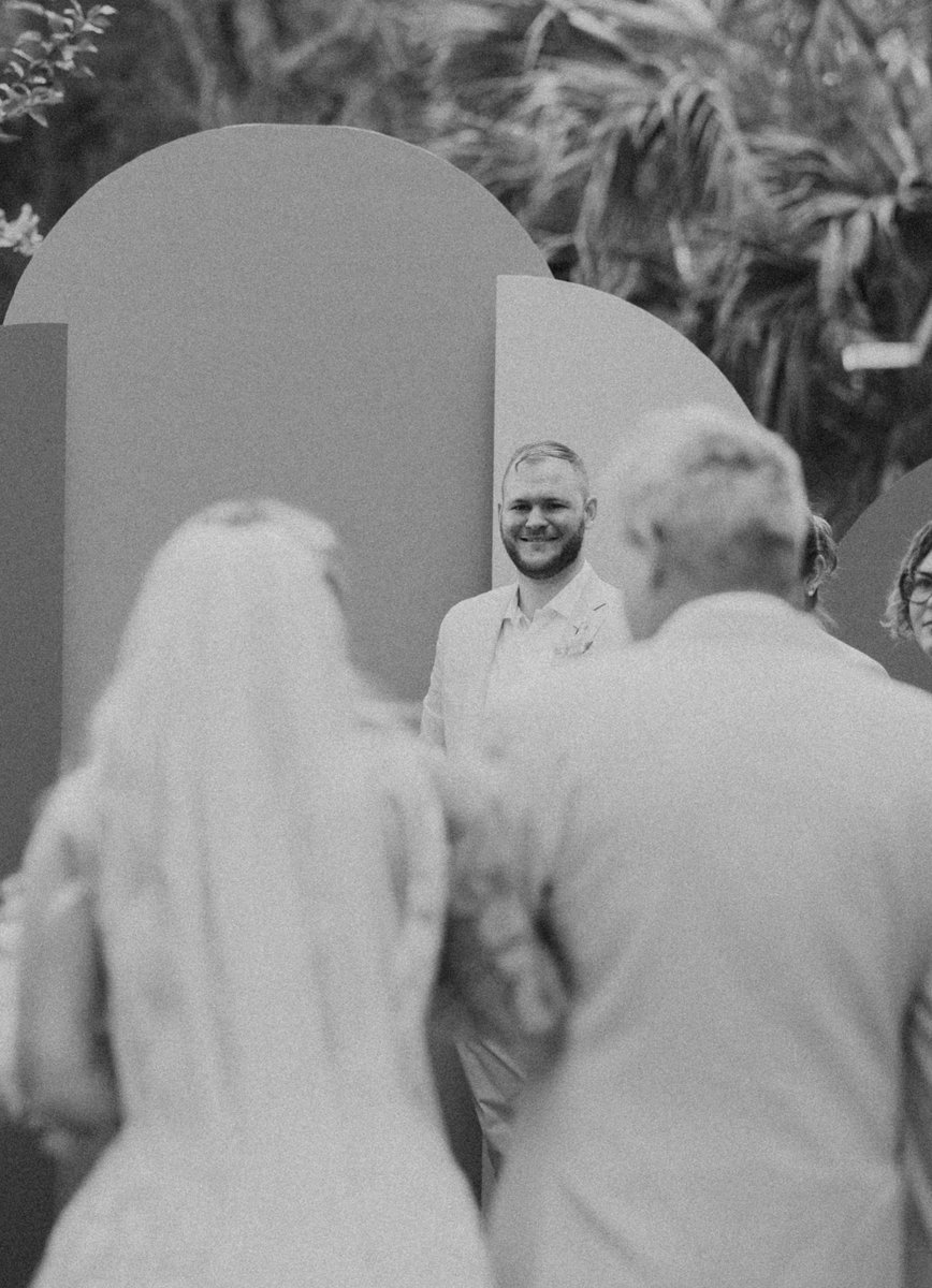 EmilyKicsak's tweet photo. Emily Kicsak Photo will only be booking backyard weddings until further notice 🥲 https://t.co/m8okii5d89