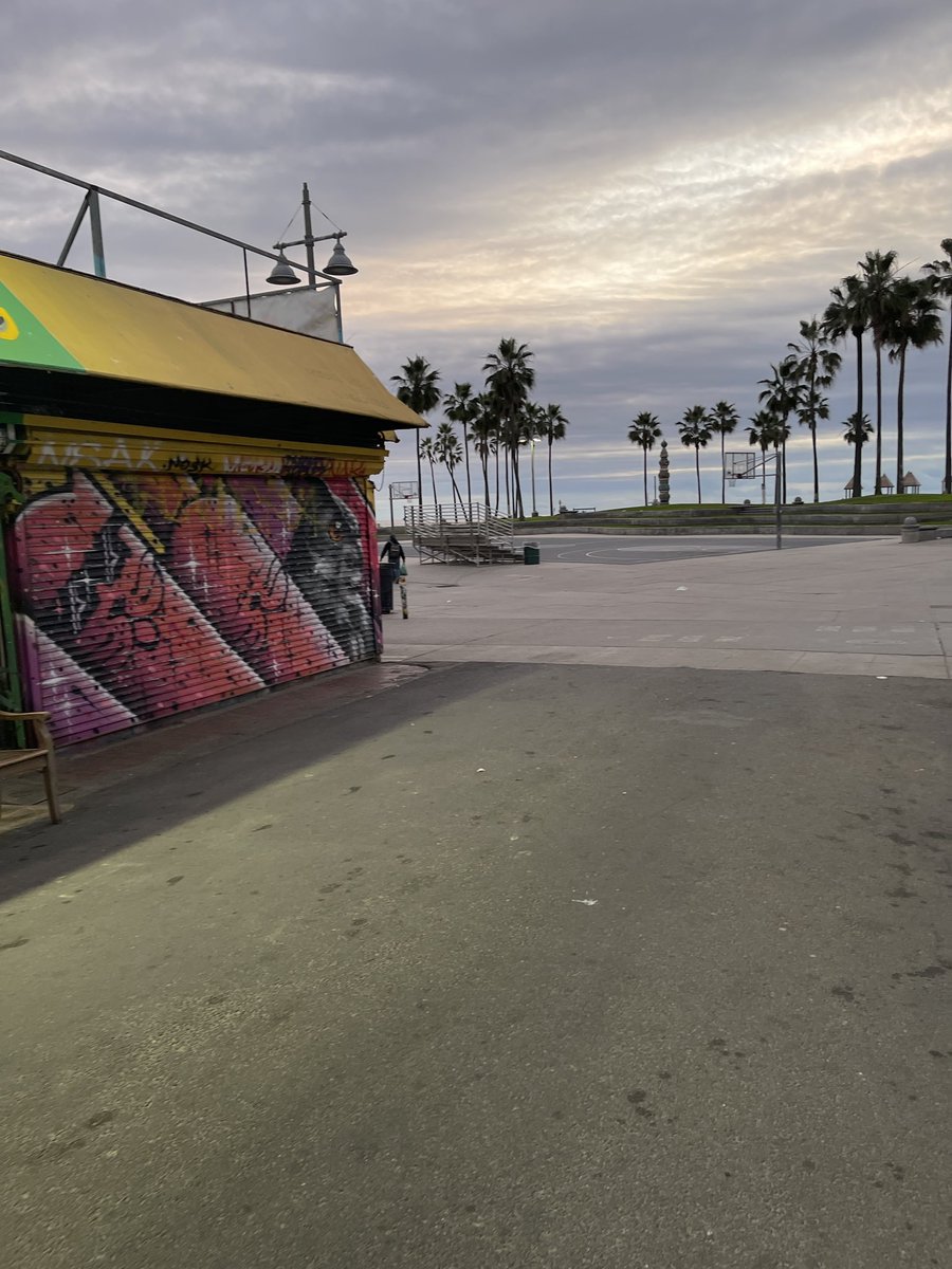 zaithecannon's tweet photo. Cali really looks like GTA and it bugged me out… 😂😂 I was waiting for Franklin to pop out of no where https://t.co/UdpmSzDAnO