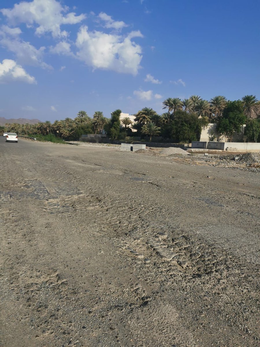 ما نعرف نبكي ولا نضحك على حال ولاية #سمائل..
1- شارع رئيسي وحيد ومتهالك وبدون ازدواجية.