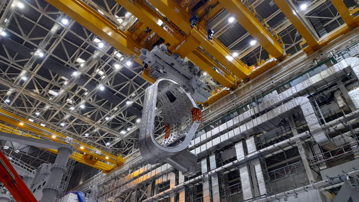 GroupeFoselev's tweet photo. Hier, une étape importante du projet du Tokamak a eu lieu sur le site d’@ITER !
Dans le cadre de notre contrat d’exploitation des ponts roulants, nous avons procédé au transfert d’une des pièces critiques du réacteur sur son outillage d’assemblage !  
#FOSELEV #ITER #ITERAssembly https://t.co/EsRmg8tstM
