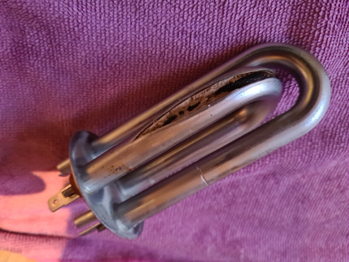 WSlater25's tweet photo. @cleverspajunk @CleverSpaUk well after resolving the Air Jet issue I had my hit tub deciding to stop heating. Full strip down revealed the culprit. This company is a joke. No customer service and shite components used. Avoid!!!!! https://t.co/hOJgeFSz8h