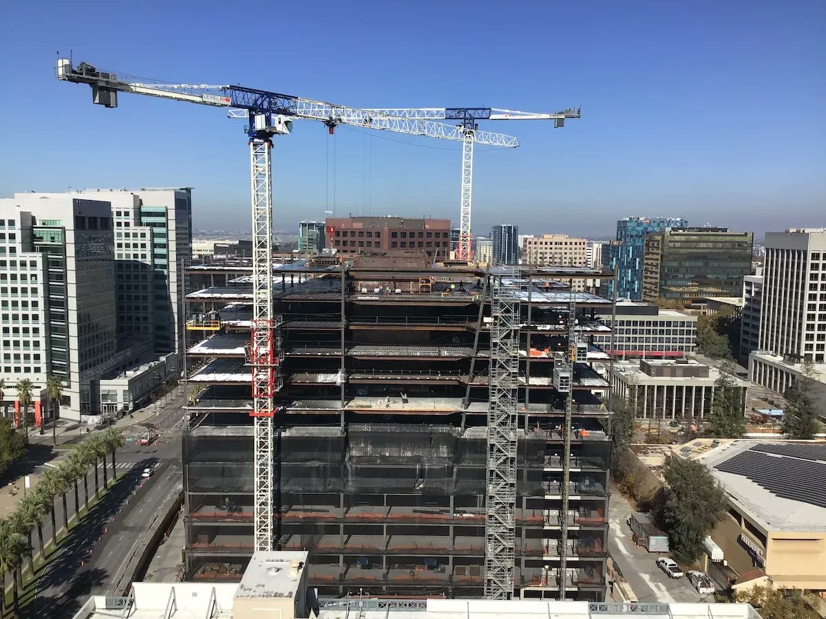 SchuffSteel's tweet photo. The halfway mark! Working on level 11 of the 200 Park Office Building. The final build will climb 19 levels plus a penthouse. 
Explore more projects: https://t.co/yFcRFz5JXP https://t.co/OKxKTi6O4u