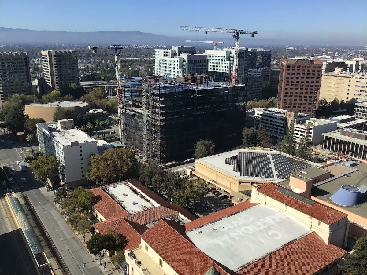 The halfway mark! Working on level 11 of the 200 Park Office Building. The final build will climb 19 levels plus a penthouse. 
Explore more projects: buff.ly/3IzRTEQ
