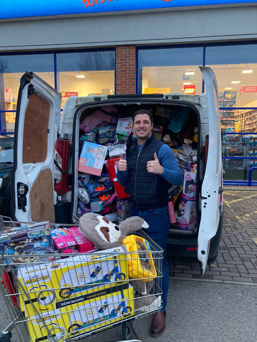 TommyCoyle89's tweet photo. What a day!! 100's of families turned up and we was out of presents by 12:30. We quickly returned to @SmythsToysUK who gave us a very kind 10% off. I hope everyone got what they needed today. Merry Christmas everyone. ❤️ https://t.co/EIhl3UbKgn
