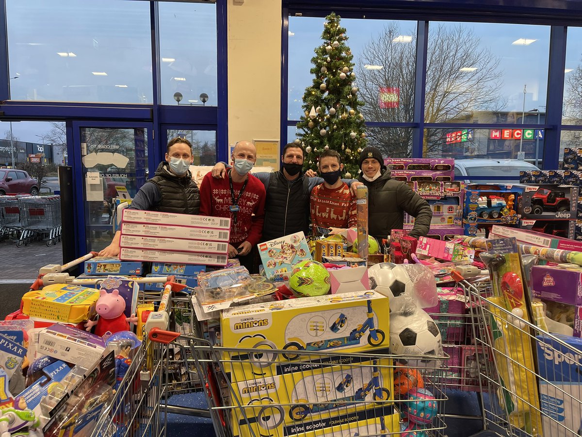 TommyCoyle89's tweet photo. What a day!! 100's of families turned up and we was out of presents by 12:30. We quickly returned to @SmythsToysUK who gave us a very kind 10% off. I hope everyone got what they needed today. Merry Christmas everyone. ❤️ https://t.co/EIhl3UbKgn
