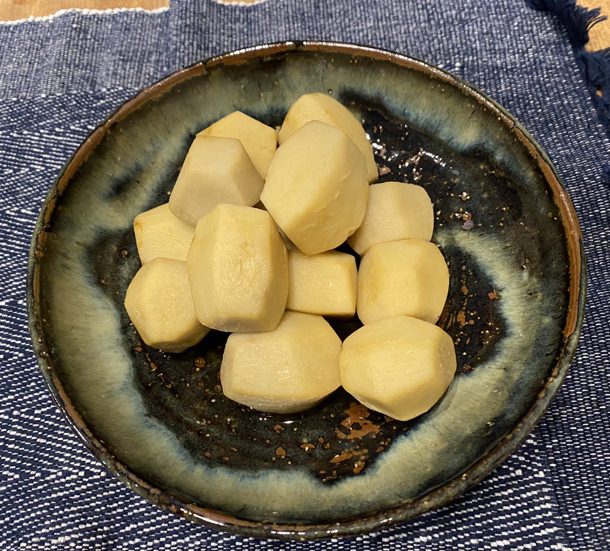 Satoimo no nikkorogashi (Japanese traditional home cuisine) 里芋の煮っころがし