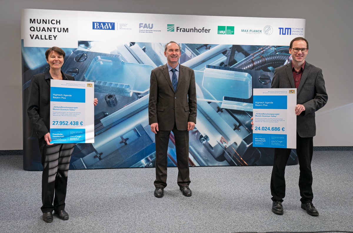 #Quantum Funding in Bavaria. The economy minister Hubert Aiwanger has visited our institute today to hand over the Bavarian grants for the #MunichQuantumValley to the partner organisations <a href="/maxplanckpress/">Max Planck Society</a> and <a href="/Fraunhofer/">Fraunhofer-Gesellschaft</a> and to take a look at a future quantum computer at MPQ.