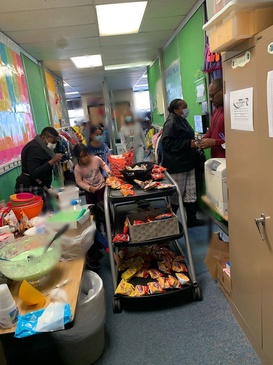 The holiday spirit is present at <a href="/mccoycowboys/">McCoy Elementary School Memories</a> !!! Thank you PTA for our amazing gift !!! Love that <a href="/DrThomasCFB/">Charlotte Sasser-Thomas</a> and her elves are delivering snacks to the kids !!! <a href="/CFBISD/">Carrollton-Farmers Branch ISD</a>