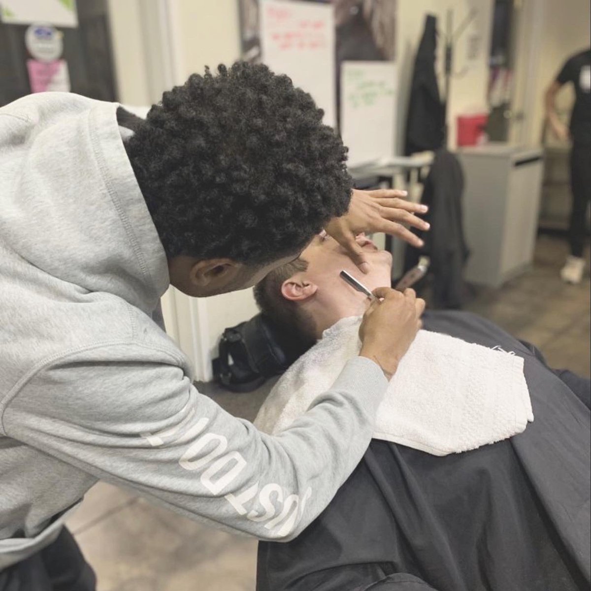 #hairstyle #hairstyle Barber in action 💥 📸: @blessed.byzay .
.
.
#pmtsnorman #pmtslife #barber 
via DMTBarberShop.com Barber.Tube, DMTBarberShop #hairsalon via dmtbeautyspot.net/post/671204610…