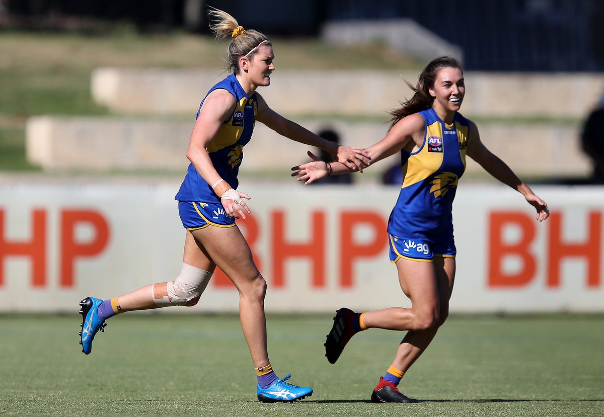 eaglesaflw's tweet photo. The Kelly sisters are keen for hub 'bonding experience'!

READ --> https://t.co/ZG5fUB4Dhk https://t.co/lFVLlFiiYN