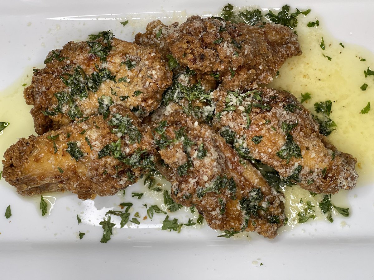 Yvonneskitchen1's tweet photo. Garlic butter parm wings 😌🍗✨

#ChefHood
#SirKitchen
#YvonnesKitchen
#SirSays
#PlentyWiks https://t.co/sZhfR7mnKz
