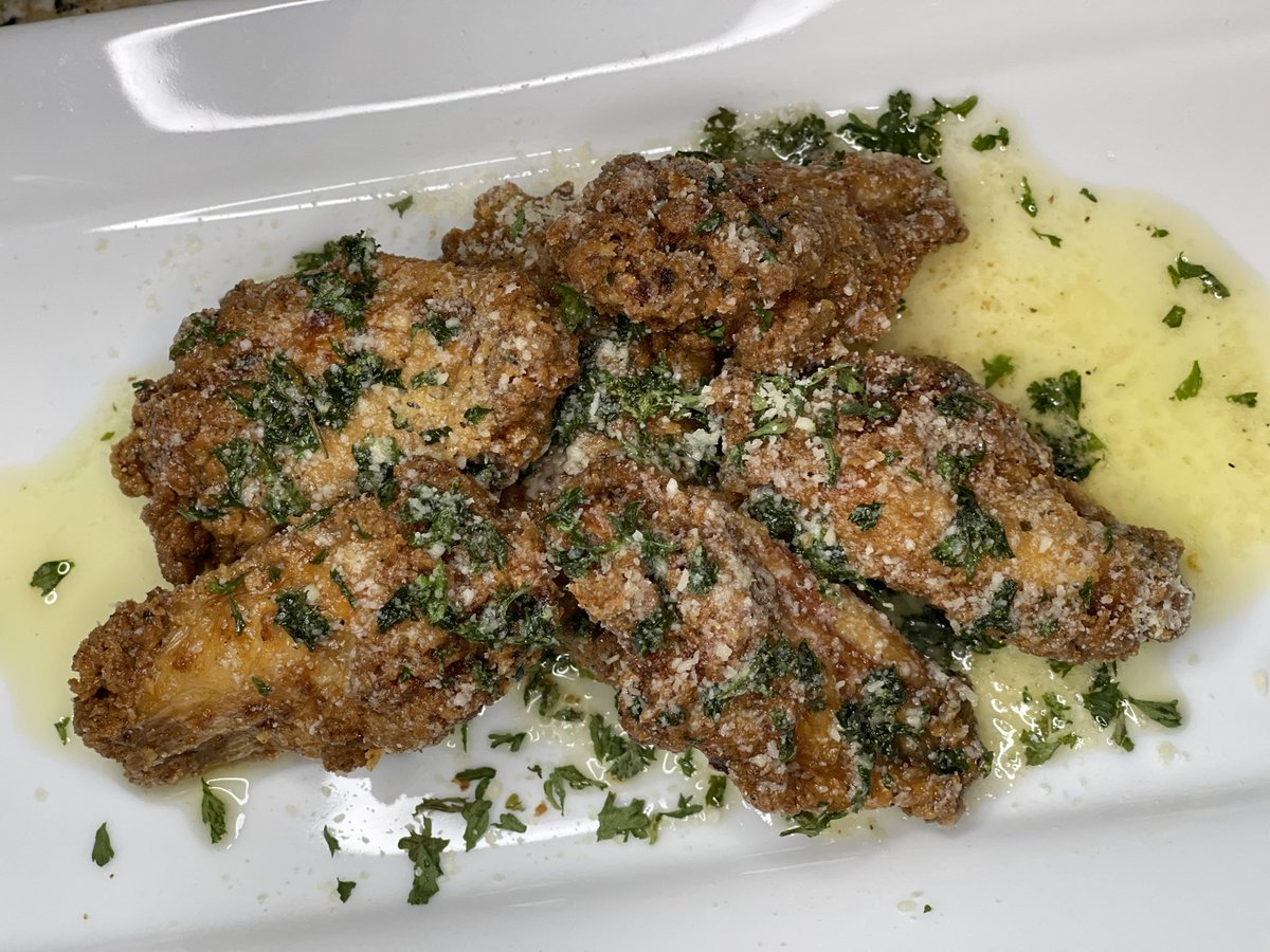 Yvonneskitchen1's tweet photo. Garlic butter parm wings 😌🍗✨

#ChefHood
#SirKitchen
#YvonnesKitchen
#SirSays
#PlentyWiks https://t.co/sZhfR7mnKz