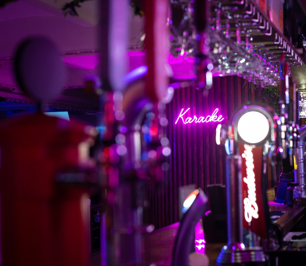 ➡️This way to karaoke⬅️

#PlayAtPins #PreAtPins #Bowling #Cocktails #Cardiff #SouthWales #EscapeRooms #Karaoke