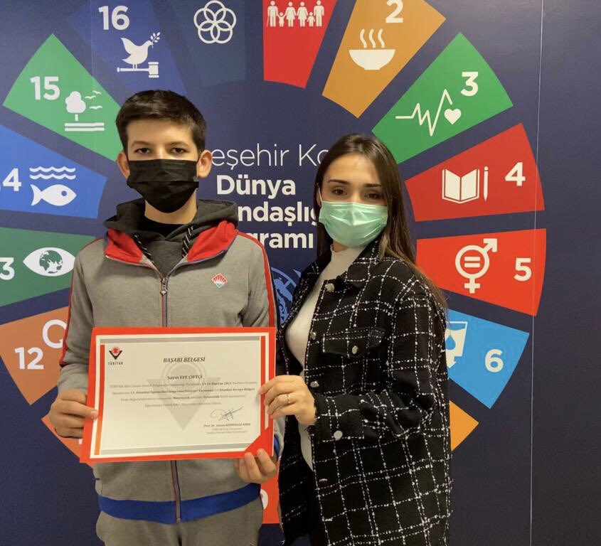 Okulumuzun 8.Sınıf öğrencisi Efe Çiftçi TUBİTAK tarafından düzenlenen 15.Ortaokul öğrencileri Araştırma Projeleri Yarışmasında;
Matematik alanında 3.olmuştur.

Öğrencimizi tebrik eder, başarılarının devamını dileriz.