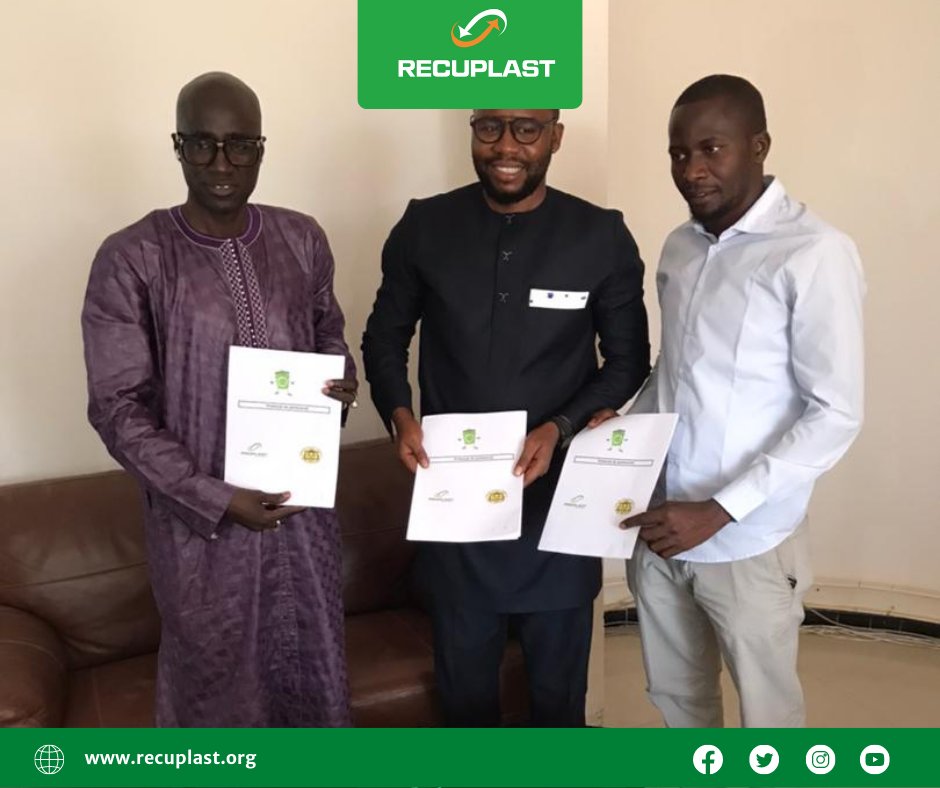 Recuplast1's tweet photo. 🤝Ce 17 décembre 2021, nous avons inauguré notre premier kiosque Recuplast à #Bambey et signé un accord de #partenariat avec la commune pour installer 4 autres kiosques et un site de tri et de valorisation des déchets.
#RecycleTonPlastique #DundalaatSaPlastik #Sénégal #kebetu https://t.co/q5oiImUQsh