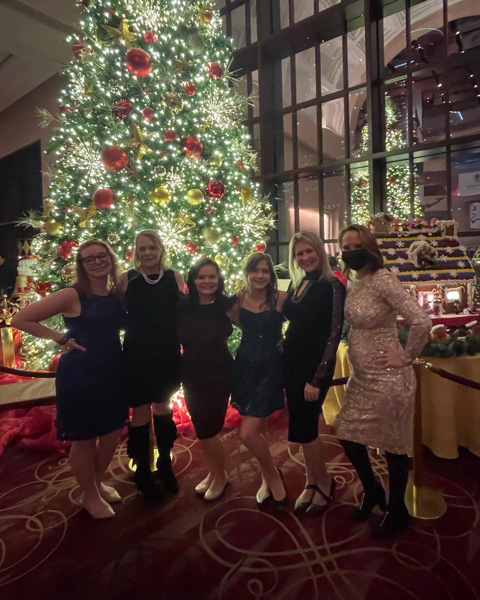 KellyePRobinson's tweet photo. I am thankful for time with beautiful friends! @HoustonBallet #Nutcracker2021 https://t.co/4awnAijeZV