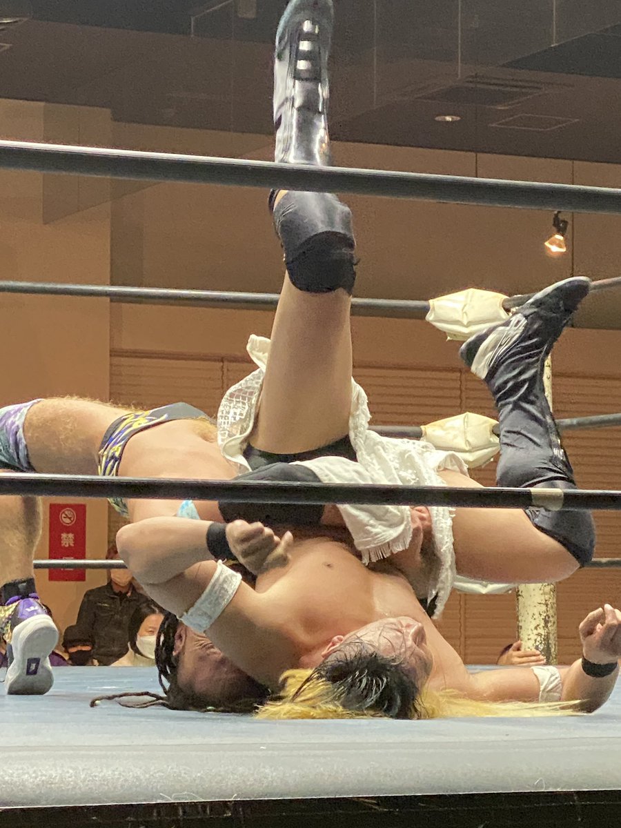 pwkaori's tweet photo. 2021.12.18 #ダブプロレス #dovepro  広島。
メインはダブのベルトをかけたシングル。王者剣心さん🆚挑戦者ヤッシーさん。 https://t.co/WDMgv8dRW6