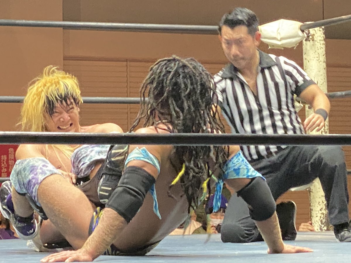 pwkaori's tweet photo. 2021.12.18 #ダブプロレス #dovepro  広島。
メインはダブのベルトをかけたシングル。王者剣心さん🆚挑戦者ヤッシーさん。 https://t.co/WDMgv8dRW6