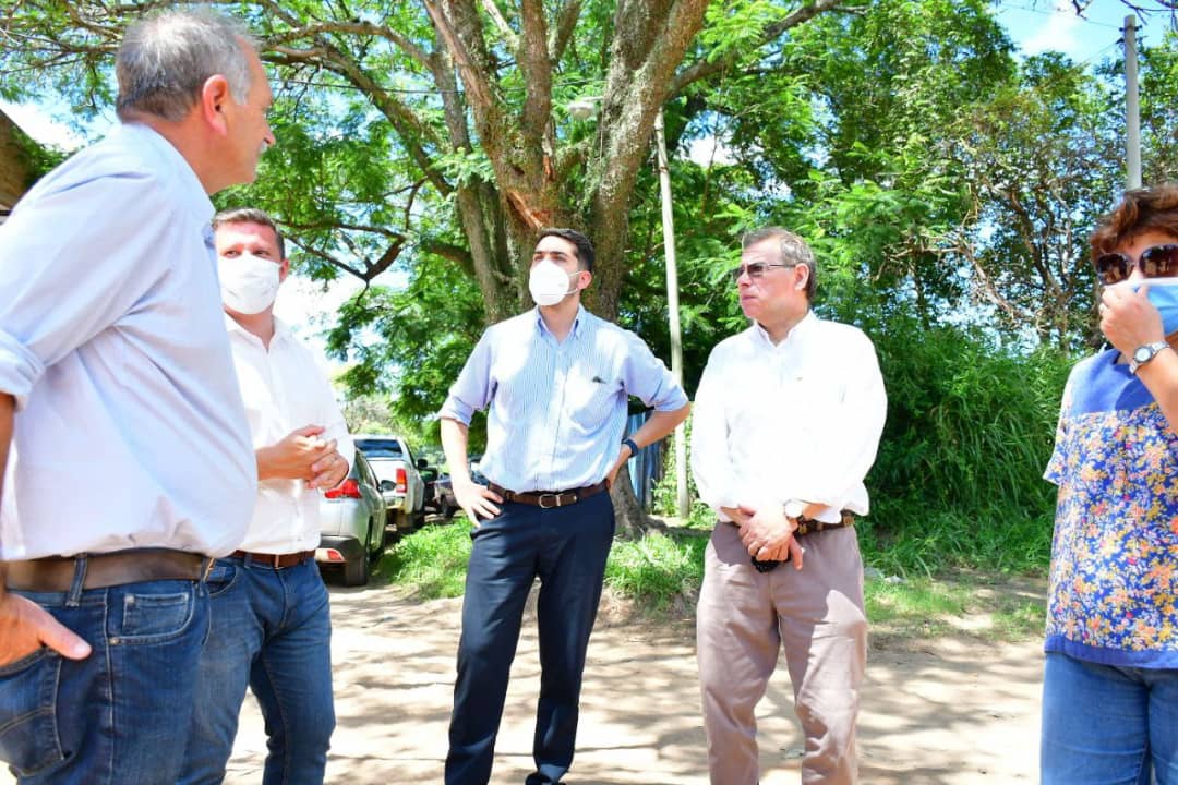 lanari_emilio's tweet photo. 25 familias del #Cremonte contarán con nuevas conexiones cloacales 👏🏼 Junto a @eduardotassano recorrimos la primera etapa de las obras de 300 metros de #CloacaSocial 🚜 Vamos a seguir incorporando más cuadras en la ciudad para una mejor calidad de vida de los vecinos 🙌🏼 https://t.co/vtsHQxxyzr