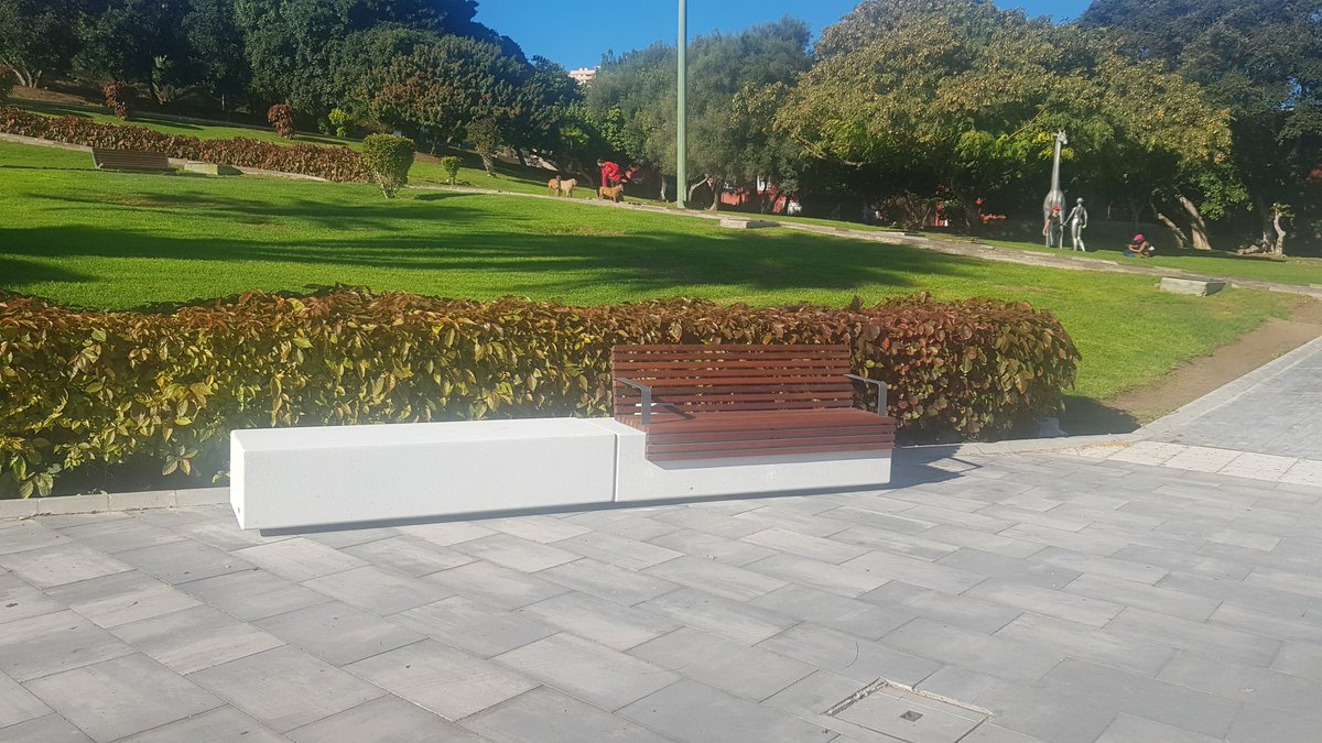 StopArboricidio's tweet photo. "Bancos sin sombra y sombras sin bancos"; así es el diseño de la nueva "Zona #GrisDoreste" de C/Emilio Ley.

#LasPalmasMásGrisQueAyerPeroMenosQueMañana @lpaurbanismo

@jardinesLPG #NiParquesNiJardines https://t.co/GmCR3gHjrV