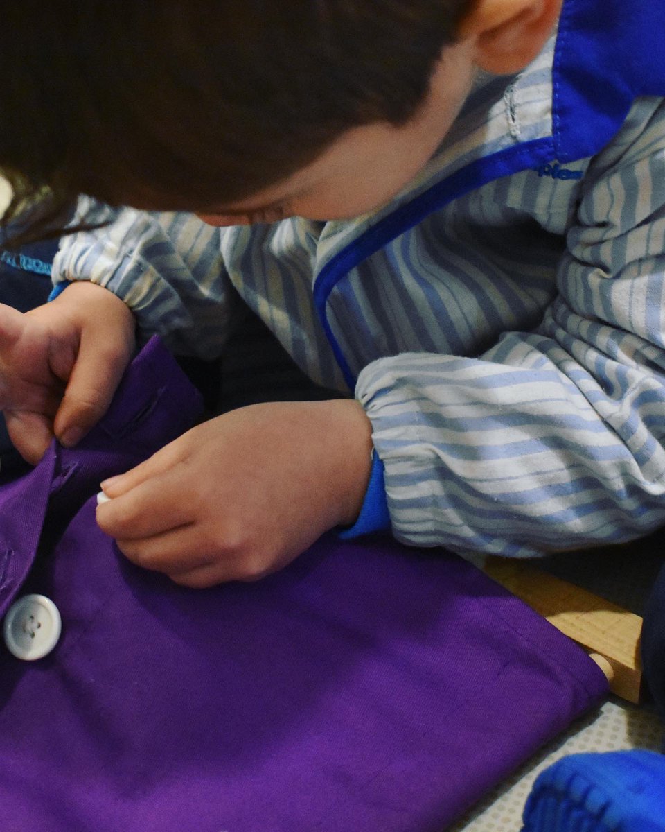 EscolapiesLL's tweet photo. L'àrea de vida pràctica permet treballar la coordinació, la independència, l'ordre i la concentració. A través seu s'enllaça amb altres àrees Montessori i s'arriba a la normalització…
#llardinfants #montessori #vidapractica #vidapracticamontessori https://t.co/J50rBQg6EH