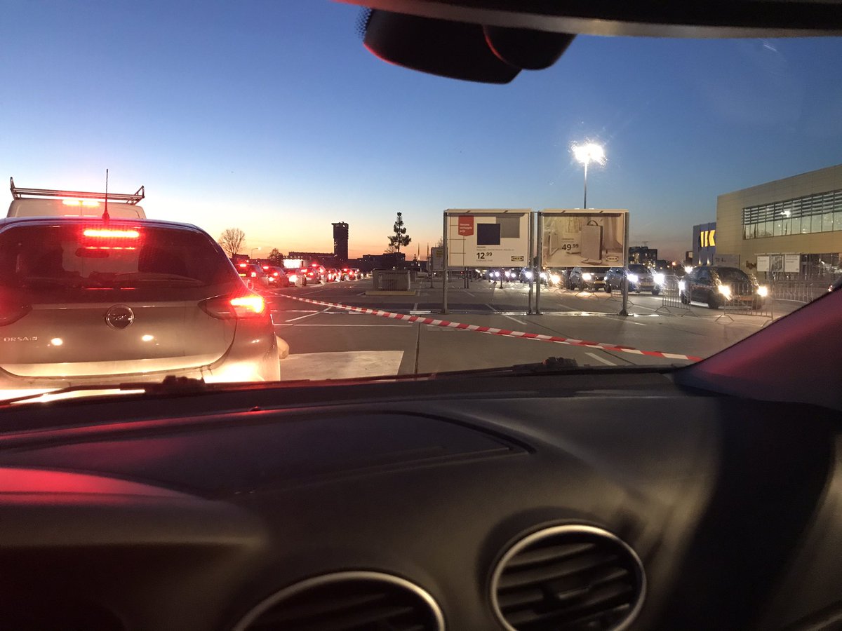 papa_omar's tweet photo. Hoe kun je zo’n systeem bedenken. Al bijna een uur in de rij om een pakketje op te halen bij de @IKEANederland barendrecht. Einde nog lang niet in zicht... https://t.co/ERP0YNdTRe