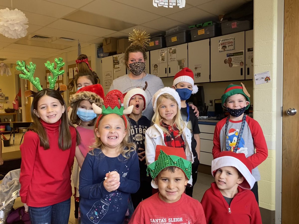 🎄Tree topper day is a blast! Check out our headgear! ❤️