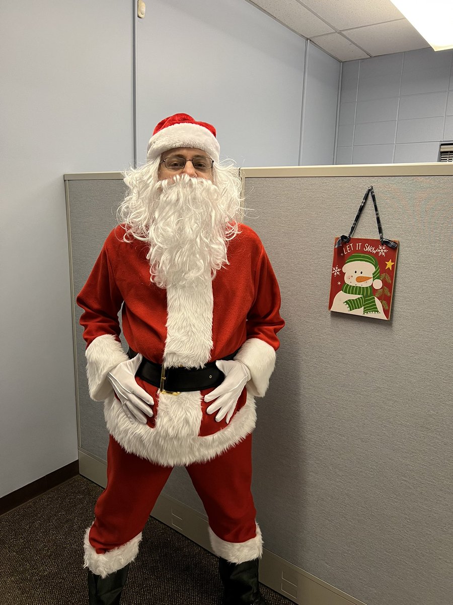 bellmawrschools's tweet photo. Mr. & Mrs. Claus visited Burke School today! Santa had so much fun jingling down the hallways. #bellmawrschools #jakestrong @DanielleSochor @DiBlaz09 https://t.co/Ey5Y9iIunY