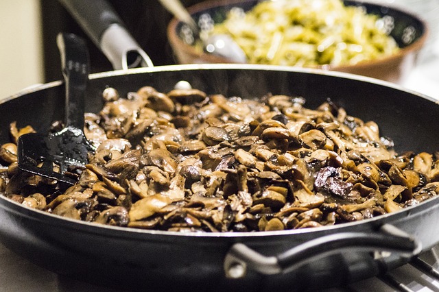gabbyknows's tweet photo. Did you know that a restaurant meal usually cost about 5 times more than a home-made meal.  One way I stay on budget and maintain my goals to stay healthy is to limit my dining out experiences to special occasions.  
#tuesdaytip #goals https://t.co/gzVvjzHQUb