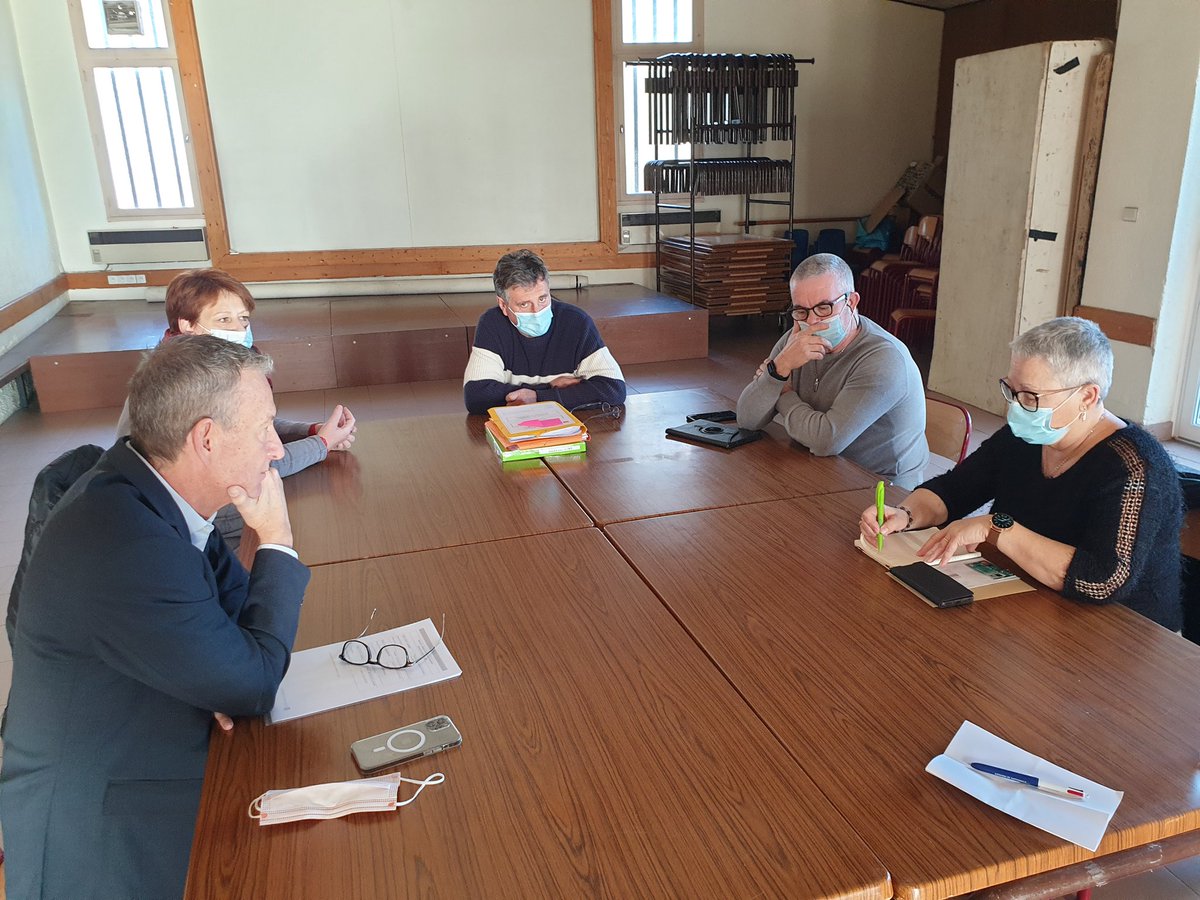 JeanLucLAGLEIZE's tweet photo. #SurLeTerrain de la #vielocale à #MONTJOIRE avec Isabelle GOUSMAR, maire de la commune, et ses adjoints pour échanger en cette fin d’année sur l’avenir du village et les projets en cours #urbanisme #proximité
#Circo3102 https://t.co/ZhGjYEi5I0