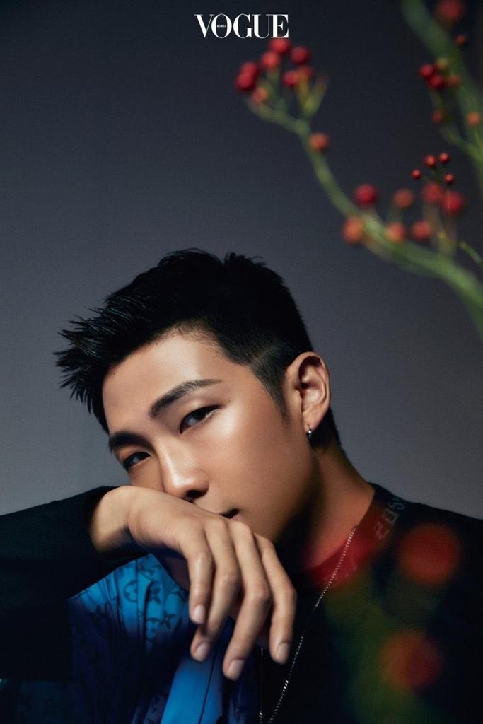 BTSMexico_twt's tweet photo. [📝] Traducción completa al español de la entrevista de #RM para Vogue Korea. 

•"RM, cuyo inalcanzable viaje de autodescubrimiento exige nuestra atención." 

Parte 1 | @BTS_twt 
Cr. @vminiecats https://t.co/re2YmL9KfS