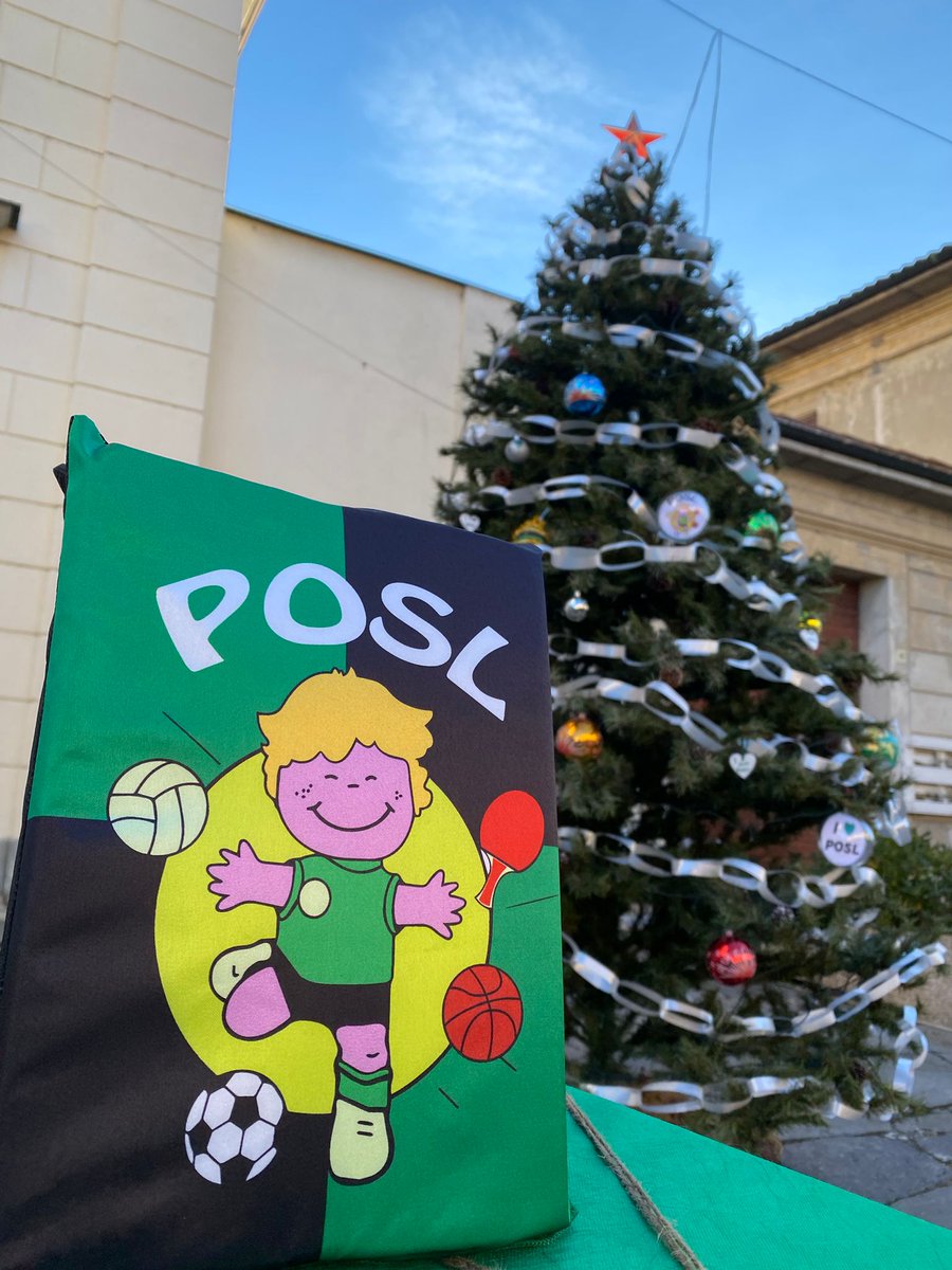 TwitPOSL's tweet photo. "L'albero di Natale evoca la rinascita, le luci dell'abete richiamano quella di Gesù: la luce dell'amore che continua a risplendere nelle notti del mondo". Con le parole di Papa Francesco la #POSL augura a tutti un sereno #Natale. https://t.co/ooLbwHDkMk