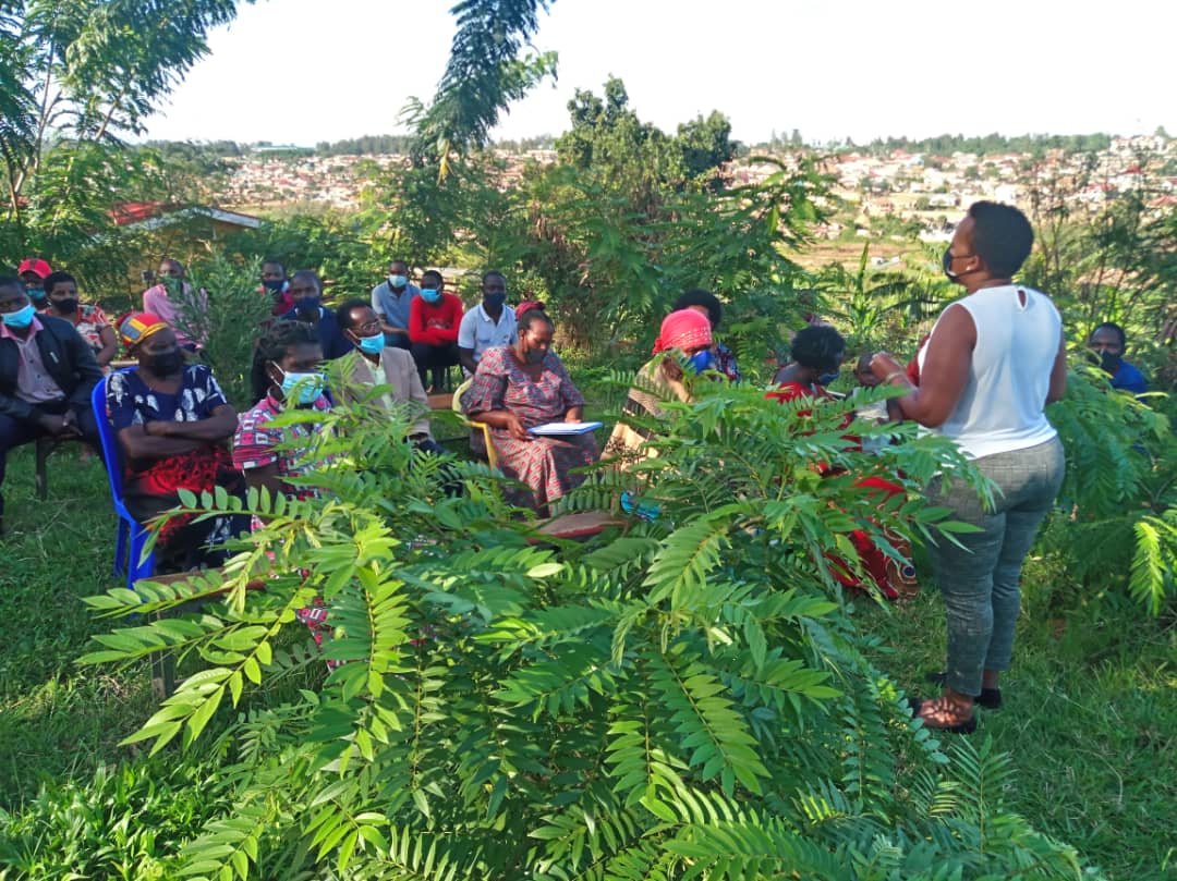 RugengeC's tweet photo. Uyu munsi mu Kagari ka Rugenge#Muhima Sector hakozwe ubukangurambaga#Operation kingira ubuzima# bwakorewe hanze ahantu bahanye intera.
@MUHIMASECTOR1 @NyaruguruDistr @CityofKigali https://t.co/qWhsciw7Bs