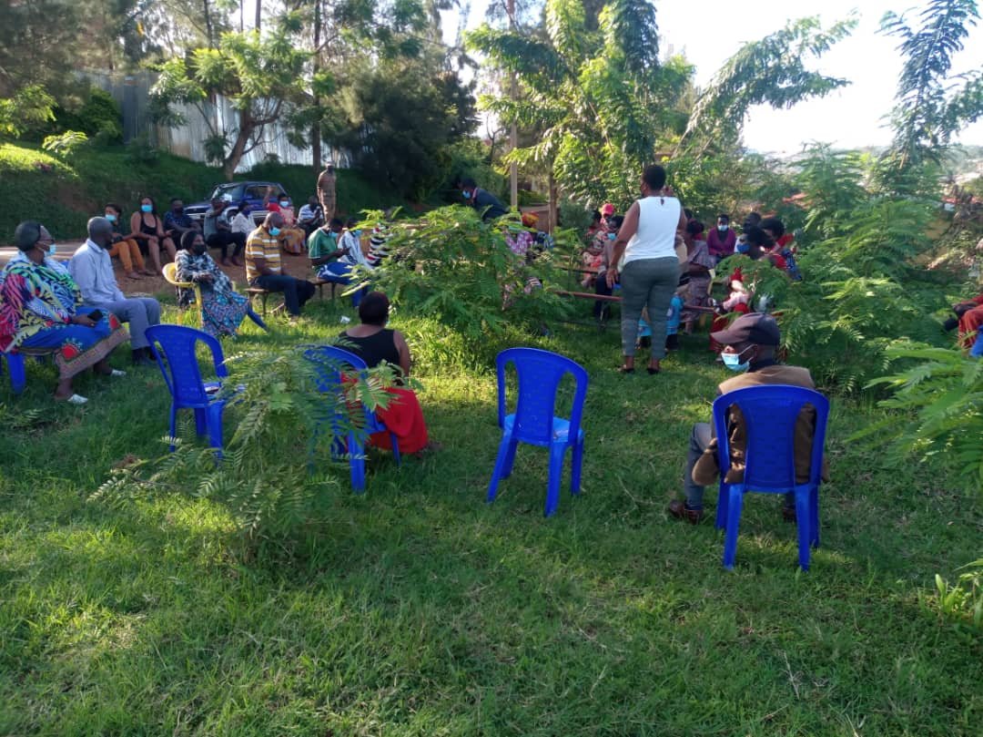 RugengeC's tweet photo. Uyu munsi mu Kagari ka Rugenge#Muhima Sector hakozwe ubukangurambaga#Operation kingira ubuzima# bwakorewe hanze ahantu bahanye intera.
@MUHIMASECTOR1 @NyaruguruDistr @CityofKigali https://t.co/qWhsciw7Bs