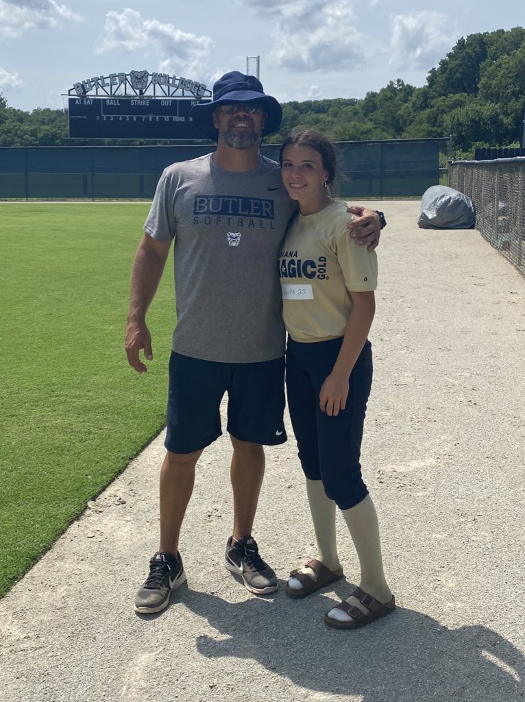 _oliviaroberts8's tweet photo. Super excited to announce my commitment to further my academic and athletic career at Butler University! So thankful for all my family, friends, and coaches who have helped me along the way. Go Dawgs!💙🤍 @BUsoftballcoach @MagicGoldSB @strike3_next @GCCougars https://t.co/IUhfeod1UD