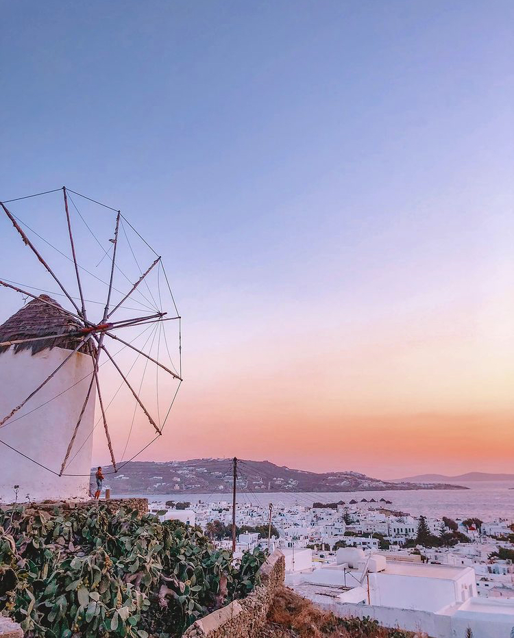 jet2vibe's tweet photo. We’re Mykonos dreaming… ☁️
Who else is adding this beautiful Greek island to your #BookItList for summer 22? https://t.co/QDq4yob1SN https://t.co/uBSZAH1mlb