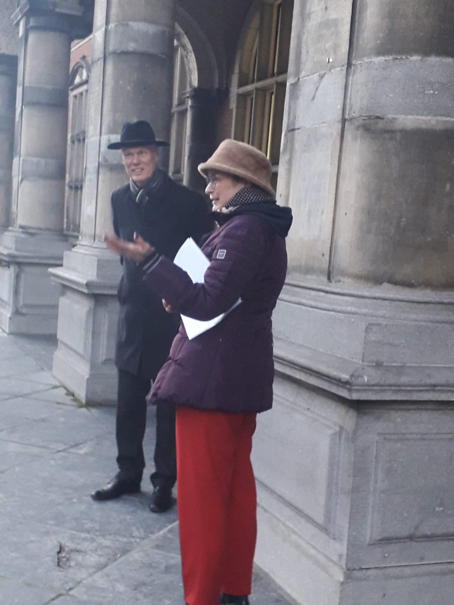 Cisca Wijmenga (@wijmenga_cisca) on Twitter photo Vanmiddag namen we afscheid van onze <a href="/univgroningen/">University of Groningen</a> beiaardier Auke de Boer 👏💐 25 jaar lang bespeelde hij het carillon 🔔 🎶 en vanmiddag hebben we buiten een uur kunnen genieten van zijn laatste prachtige optreden. Bijzonder dat ook 3 oud-rectoren aanwezig waren Vanmiddag namen we afscheid van onze <a href="/univgroningen/">University of Groningen</a> beiaardier Auke de Boer 👏💐 25 jaar lang bespeelde hij het carillon 🔔 🎶 en vanmiddag hebben we buiten een uur kunnen genieten van zijn laatste prachtige optreden. Bijzonder dat ook 3 oud-rectoren aanwezig waren