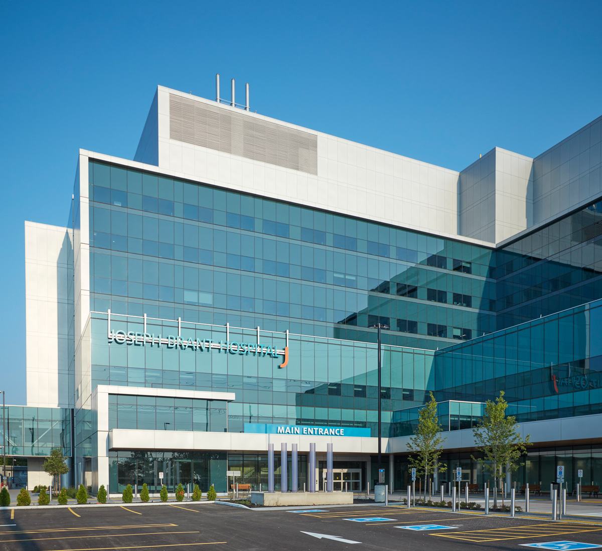 Jo_Brant's tweet photo. As we wrap up 2021 and look towards 2022, we would like to share this message from Eric Vandewall, President &amp; CEO of Joseph Brant Hospital: https://t.co/RblxtnePmK https://t.co/bwLIbs2Pua