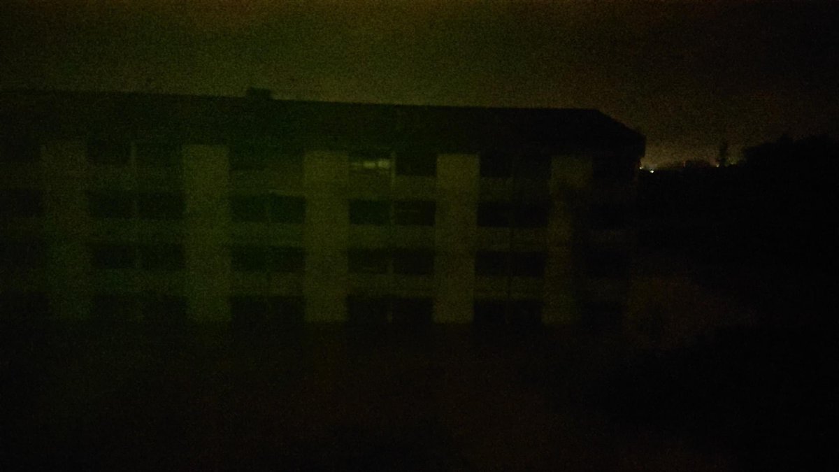 JatIkhwan's tweet photo. Mentakab bergelap. Flat Damai Taha tadi, air masih di tingkat 2 flat. https://t.co/gXuOi4njwM