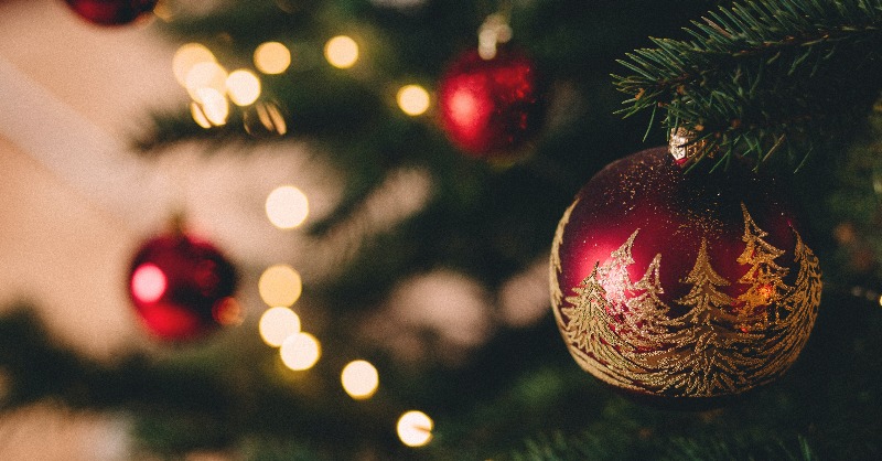 AngeliniFarmaES's tweet photo. Durante estas fechas es importante tomar ciertas precauciones como el evitar el exceso de luces navideñas o beber con moderación para prevenir la aparición de las crisis. ¿El objetivo? disfrutar de las fiestas con normalidad junto a familiares y amigos #AngeliniEnEpilepsia https://t.co/FINpZaw4ek