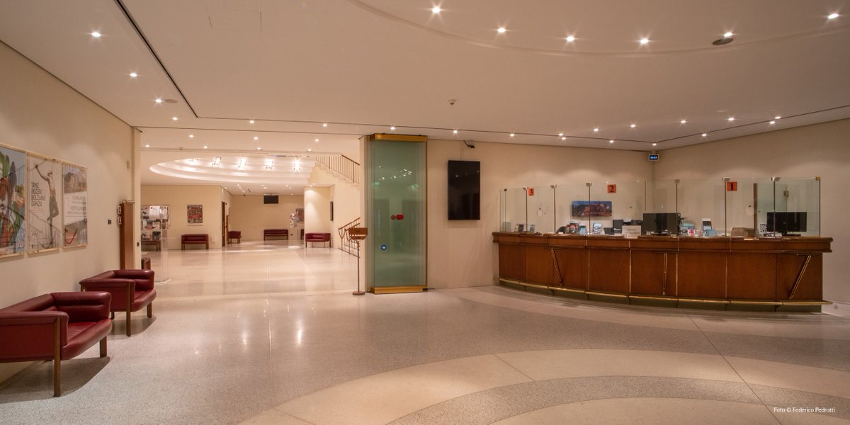 La biglietteria del Teatro Comunale resterà chiusa dal 24 al 26.12.21 e il 06.01.22. Il 31.12.21 e il 01.01.22 sarà aperta dalle 11 alle 14.
Vom 24. bis 26.12.21 und am 06.01.22 bliebt die Kasse des Stadttheaters geschlossen. Am 31.12.21 und am 01.01.22 öffnet von 11 bis 14 Uhr.