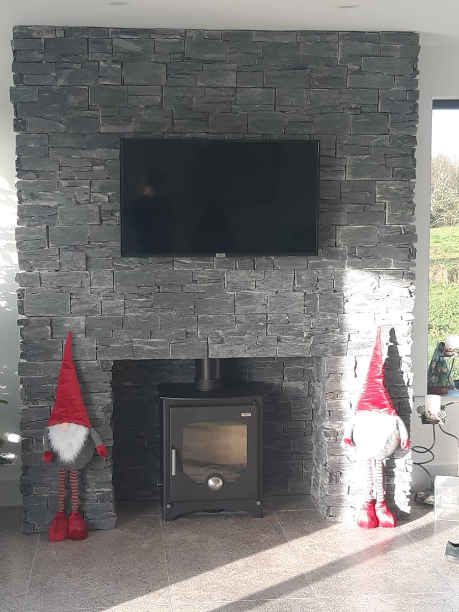 LBSproducts's tweet image. Why not roast your chesnuts on a fireplace clad with LBS Z Stone this Christmas!🔥‍

This fireplace in Limerick certainly looks the part with our warm &amp;amp; welcoming Black Slate Z Stone.😍

View the full range here: lbsproducts.com/z-stone/z-ston…

#Cladding #StoneCladding #FeatureFireplace