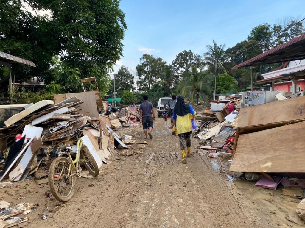 captfaiq's tweet photo. Kampung chegar medang, bentong perlukan bantuan. Dekat sana takda langsung lagi bantuan yang sampai. Kawasan perumahan memang lumpuh terus. Rumah tenggelam habis. Line dan elektrik takda. Ada 300++ penduduk kat sana. Spread this kita hantar bantuan ke sana! https://t.co/cW4VubpAuh
