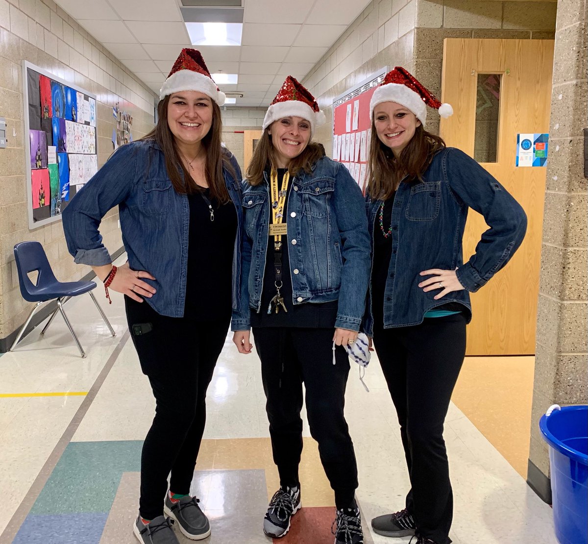 MrsCummings_AP's tweet photo. 5th grade triplets! Ready for class parties and the start of break!
#shepardshines #fifthgraderocks #readyforwinterbreak @mrsropersmedia @dcastagnodysart https://t.co/vra2bm3Jor