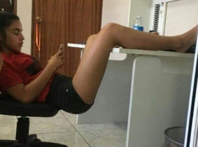 todasurtada's tweet photo. *não sei porque minhas costas doem tanto*

eu o dia todo: https://t.co/Op3BugmBqG