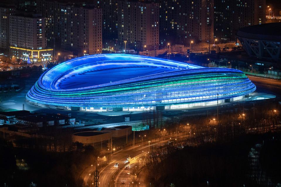 tdnewcomb's tweet photo. Meet the Ice Ribbon—the only major new venue for the Beijing 2022 Winter Olympics—and the hall's 22 curved glass tubes with LED lighting, silver ceiling and @Populous design. My @ForbesSports post https://t.co/WALf6GXS7B https://t.co/itlPQfb8io