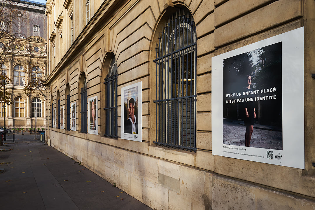 StudioHansLucas's tweet photo. [EXPO] 
Nicolas Friess présente l'exposition “Enfances Placées”, visible sur les murs de la Caserne Napoléon à deux pas de l'hôtel de ville de Paris, jusqu’au 3 janvier 2021,
Crédit @nicographic. https://t.co/jvrUopuwiY
